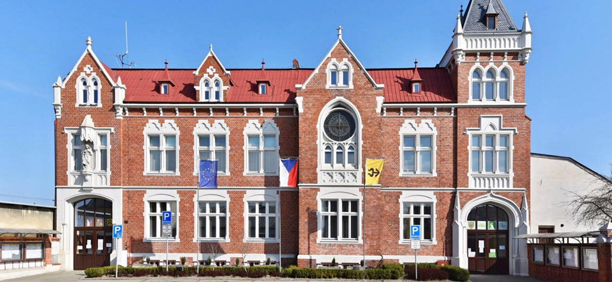 Budova radnice v městě Kravaře