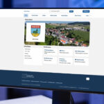 Žena si prohlíží Portál občana